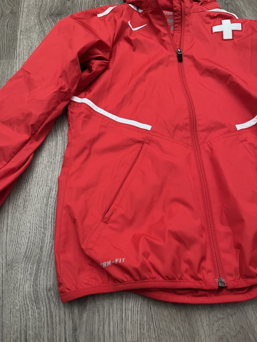 Nike Vestes: Nike Storm-FIT Damen Training Jacke – D'occasion à Reinach BL par Wasser20052011 1