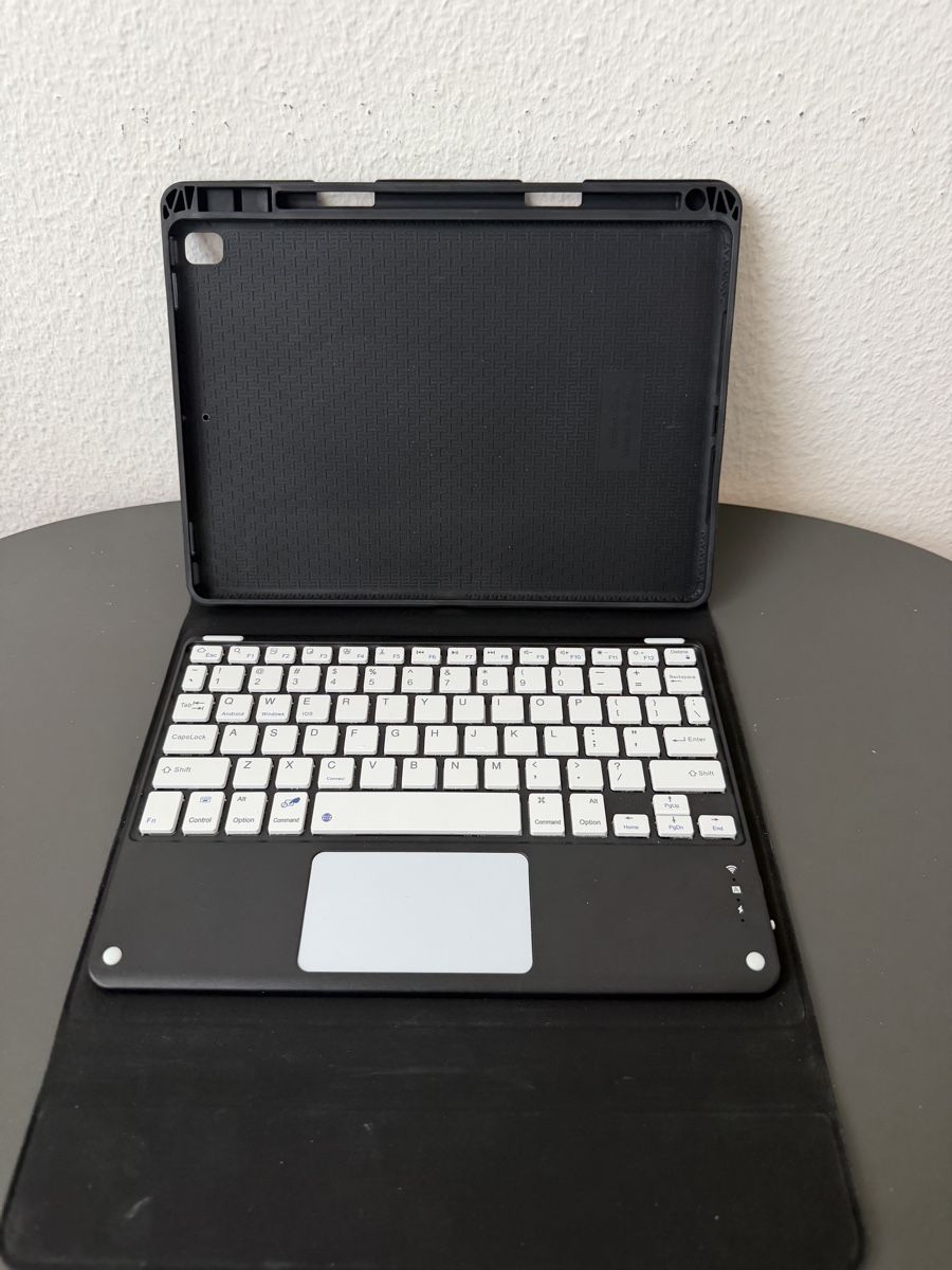 Covers & Borse: Ipad case with keyboard – Usato da Dübendorf venduto da Srdan90