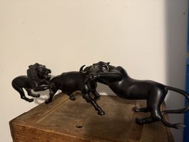 Löwen- und Büffel-Figur im Kampf, Defekt