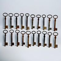 Lot 20 grandes clés anciennes en fer forgé XVIIIe ou XIXe s.
