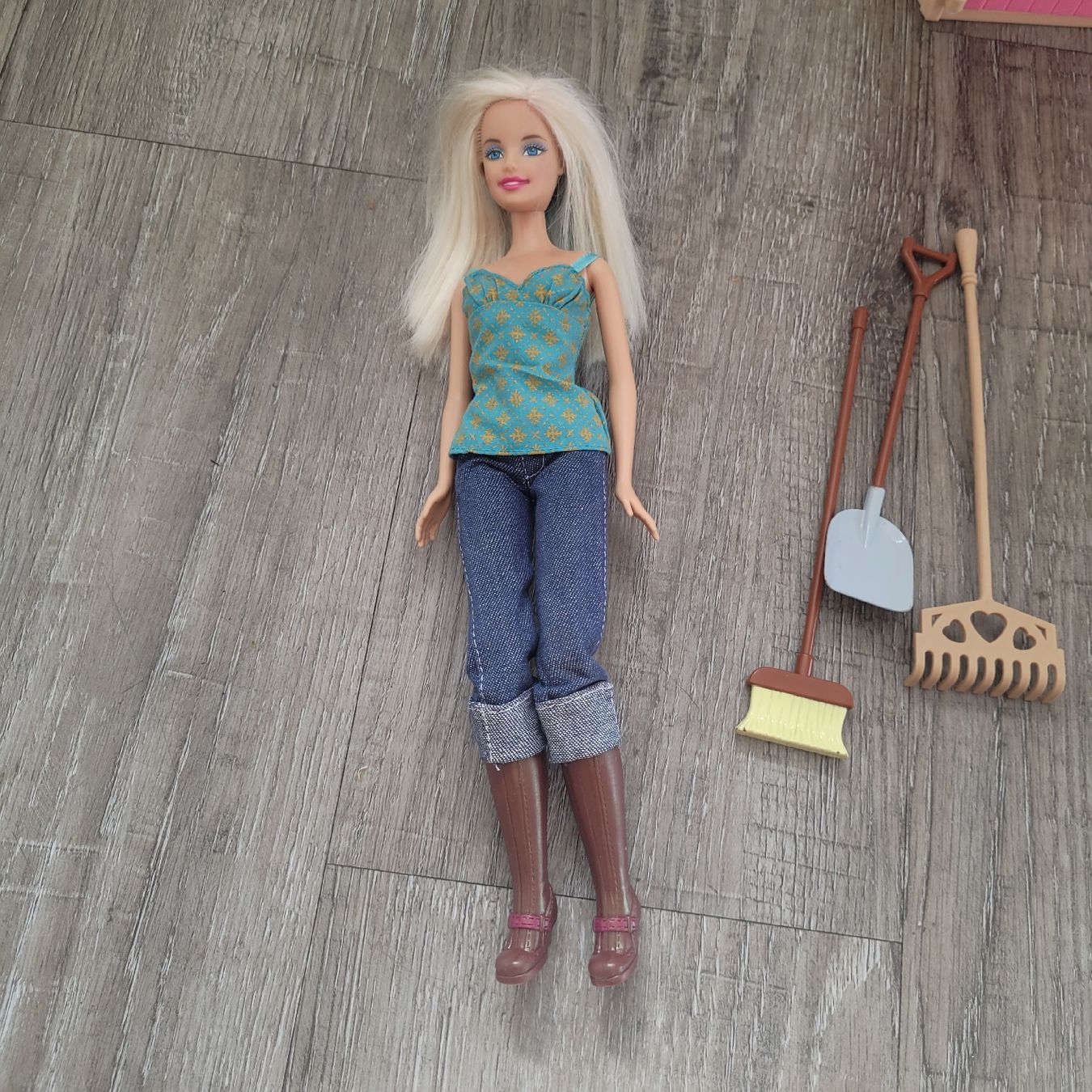 Spielzeuge: Barbie Pferde Stall und Zubehör – Gebraucht aus Niederbuchsiten von klengyel 1