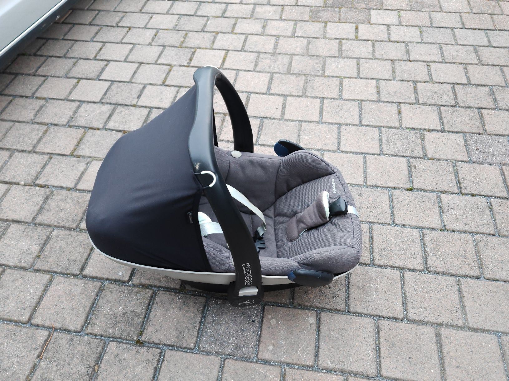 Maxi-Cosi Sièges auto: Maxi Cosi Pebble Babyschale mit Sonnenverdeck – D'occasion à Azmoos par r_2fel