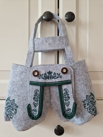 Lederhose für zwei Bierflaschen, Oktoberfest