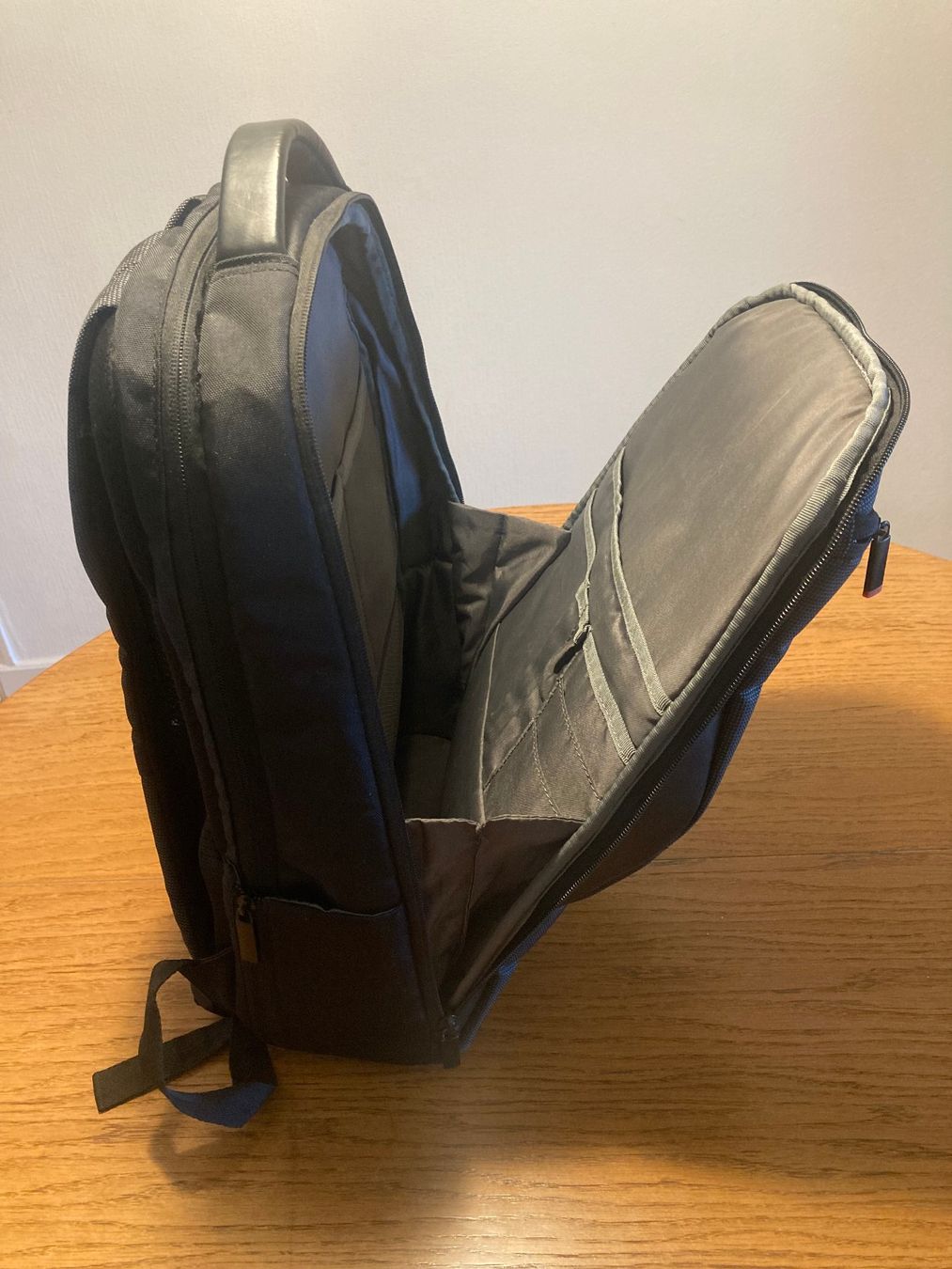 Lenovo Zaini: Sac à dos Lenovo ThinkPad Professional – Nuovo (secondo la descrizione) da Lausanne venduto da fan_y6hr 5