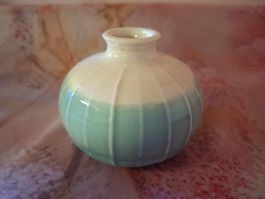 neu: Kleine Vase Keramik weiss türkis gerippt 