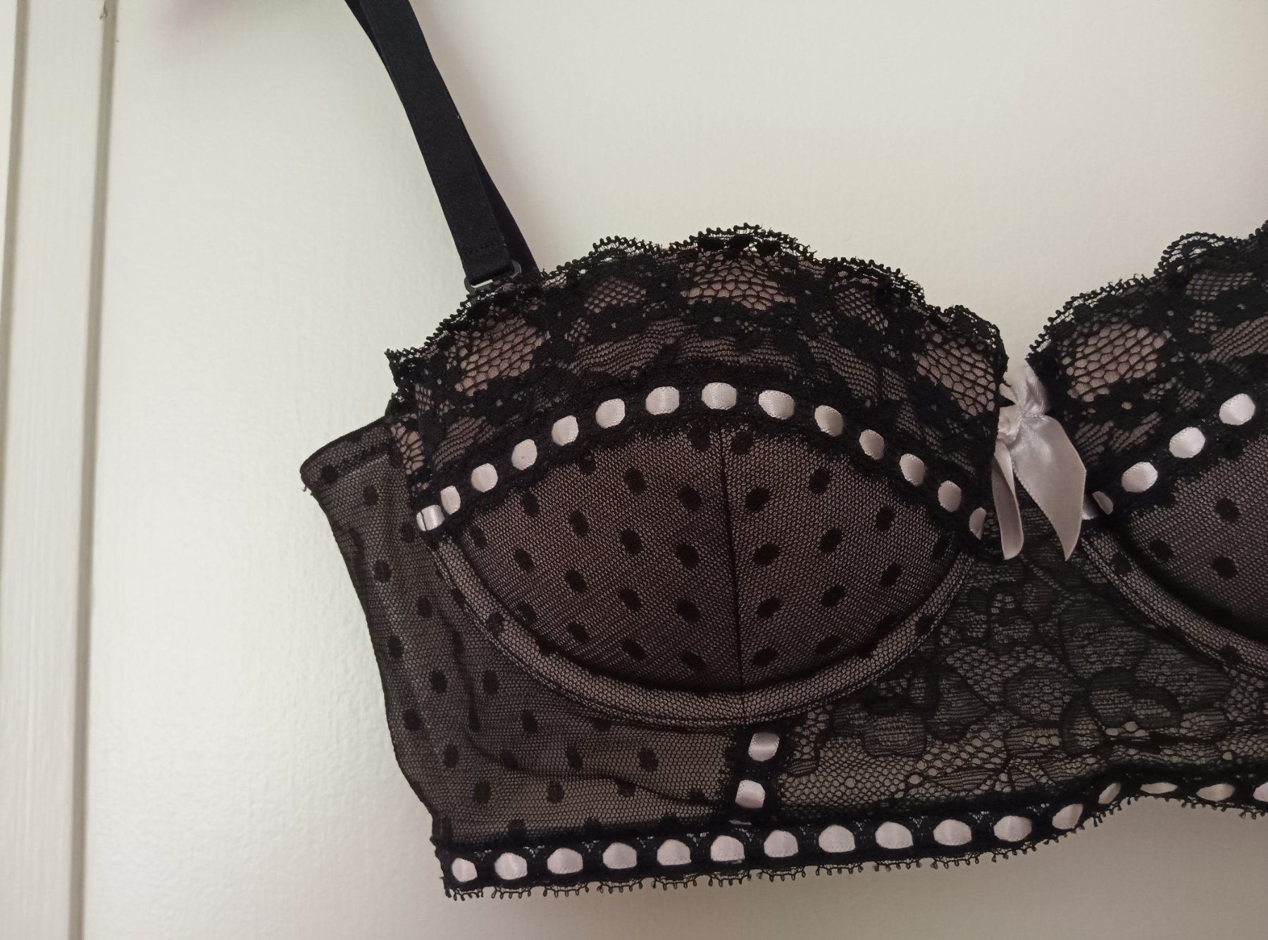 H&M Altra biancheria intima: Extravaganter BH, schwarz mit Spitze, Grösse 75B – Usato da Zürich venduto da Asteraki 4
