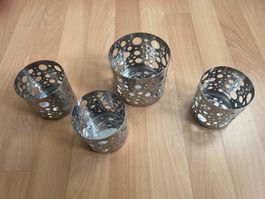 4 Kerzenhalter aus Metall mit runden Löchern