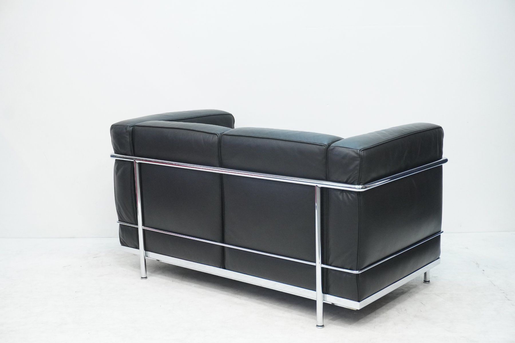 Cassina Sofas: Cassina LC2 2er Sofa Le Corbusier Leder schwarz – Gebraucht aus Bad Zurzach von QLASSIQ 4