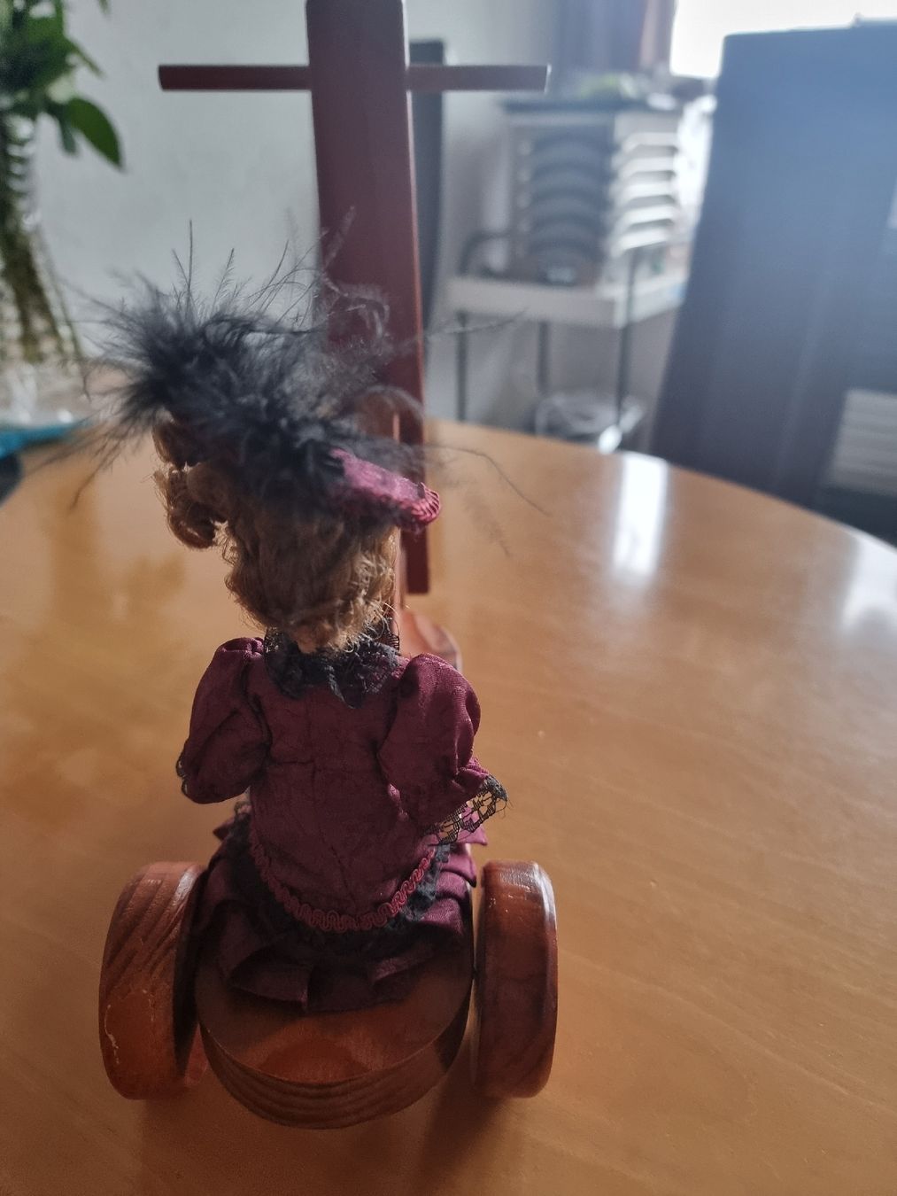 Holzartikel: Trottinett●●●Holz●●●mit einer Dame – Gebraucht aus Uetendorf von .Eidgenosse. 1
