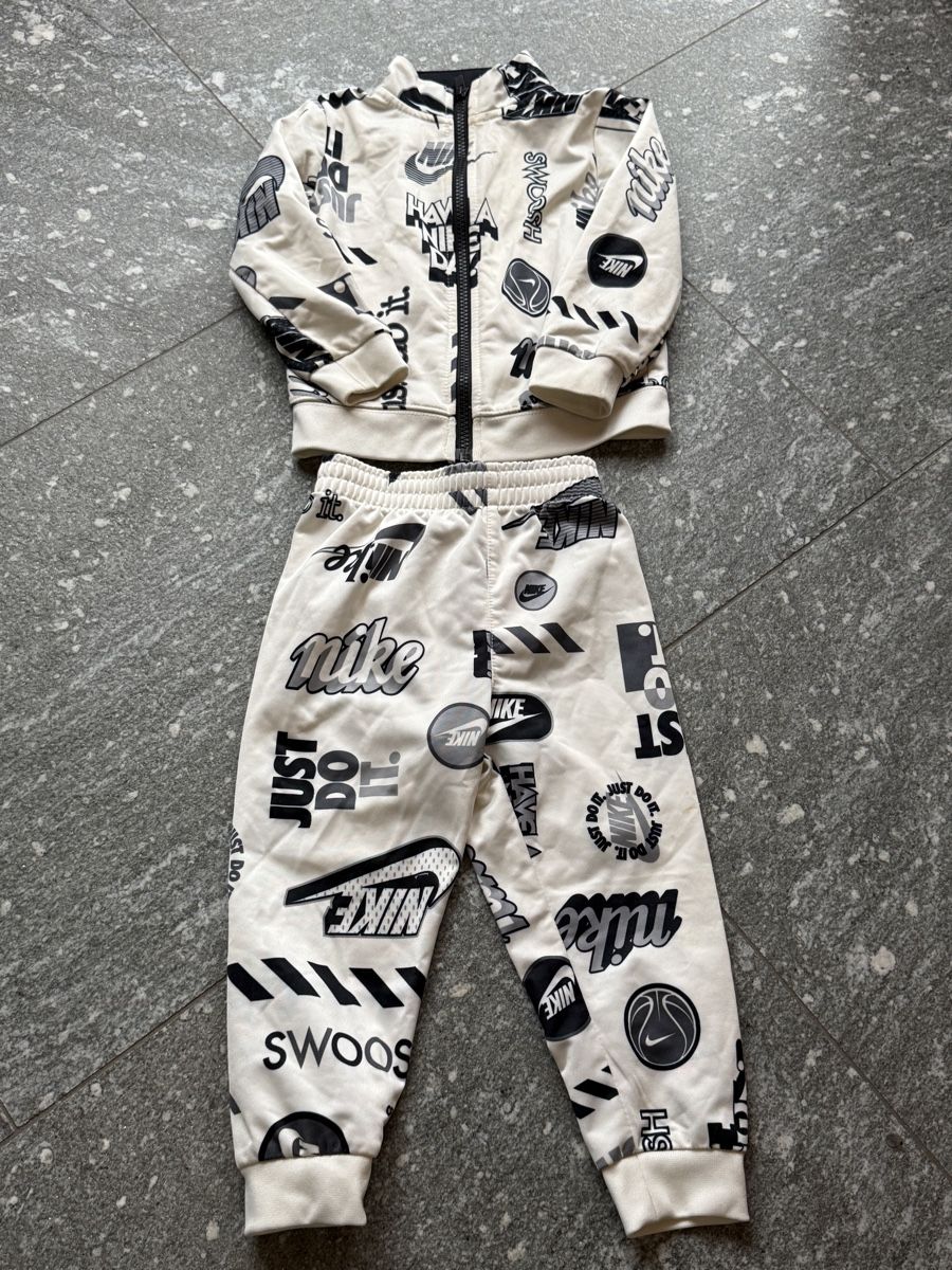 Nike Pantaloni: Nike Jogginganzug Gr. 86-92 – Usato da St. Gallen venduto da AsanwaChee