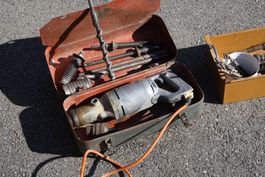 BOHRMASCHINE ALT SCHWER MIT BOX UND DIV. BOHRER