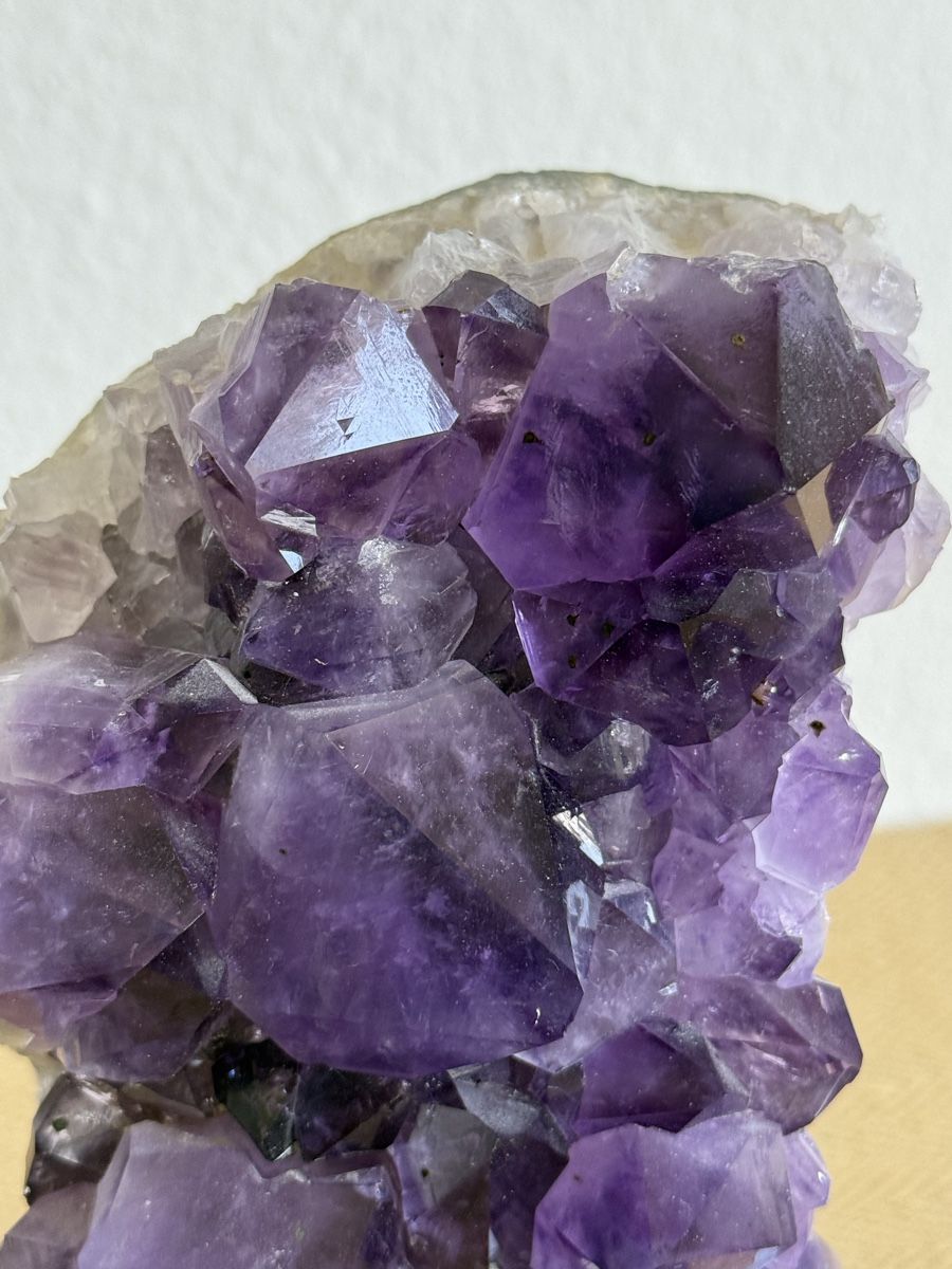 Minerali & Pietre curative: Grosse AMETHYST Geode Druse Cluster mit Holzsockel – Usato da Konolfingen venduto da petzipetz 2