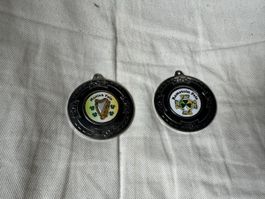 2 gleiche silberne Medaillen