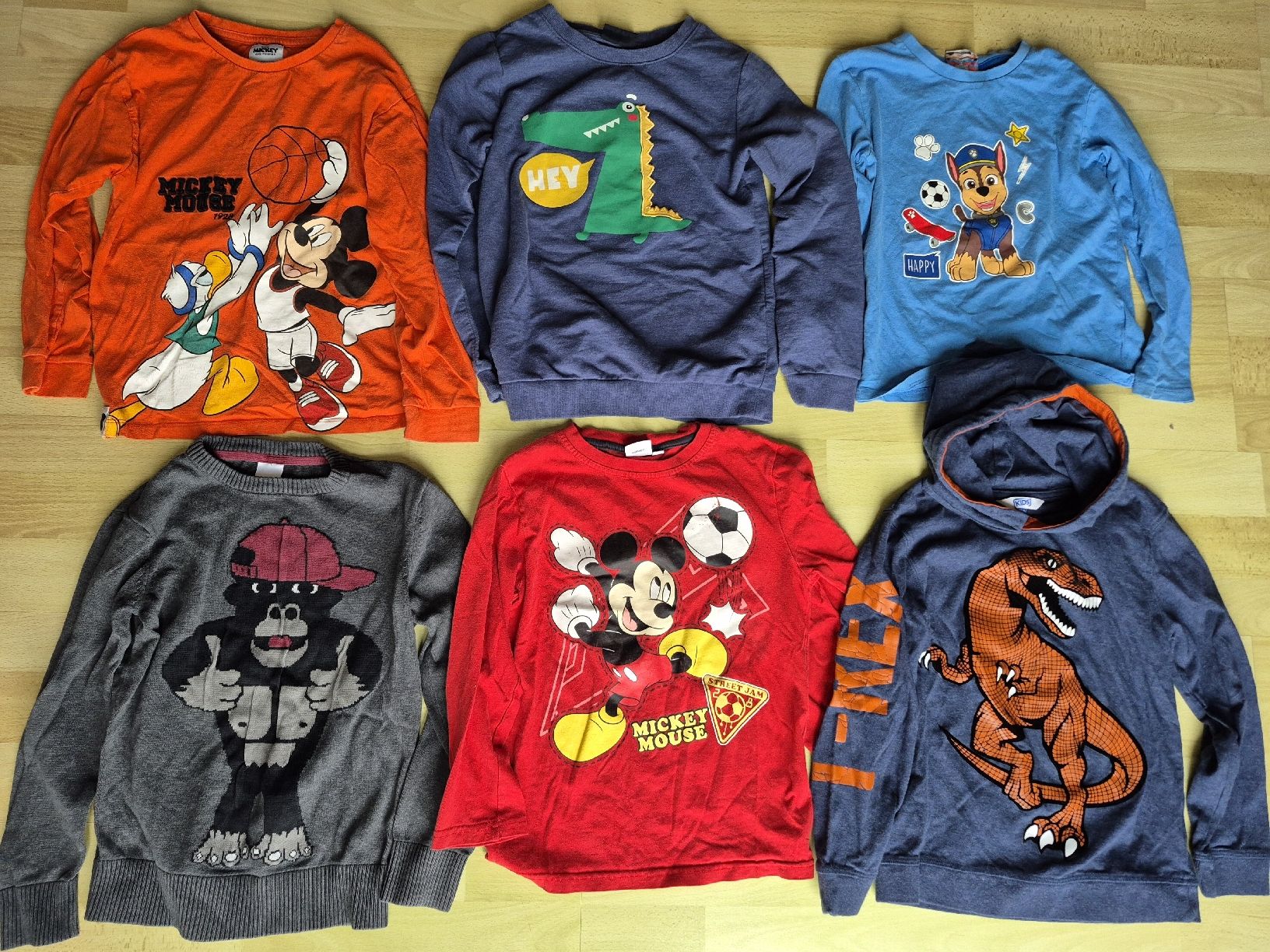 Pulls et sweat-shirts: Kliderpaket gr. 122-128 – D'occasion à Gränichen par Mamaboy 1