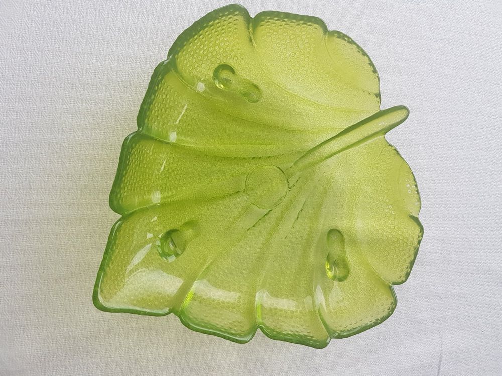 blattf-rmige-sch-ssel-schale-aus-gr-ne-glass-gebraucht-in