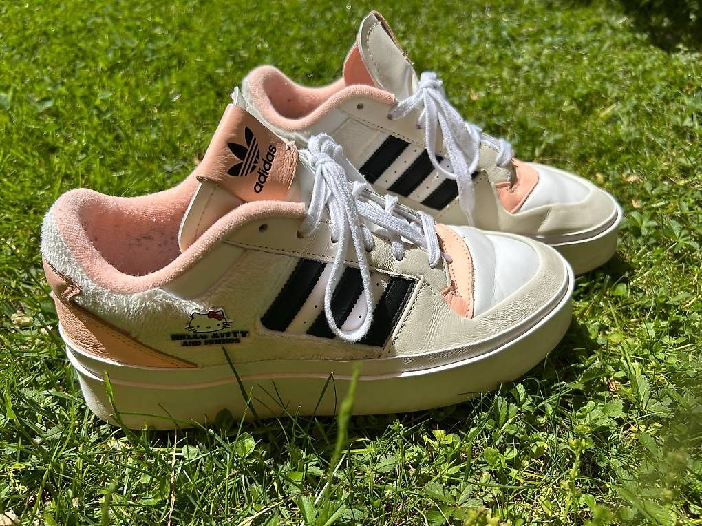 Hello Kitty Scarpe da uomo: Adidas Hello Kitty low-top sneakers, 42 2/3 – Usato da Einsiedeln venduto da Steine1