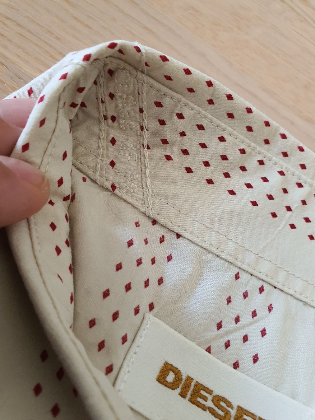 Diesel Hemden: Diesel Shirt, mens L, formal beige/red diamond dot pattern – Gebraucht aus Wallisellen von Alexandrertheg 3