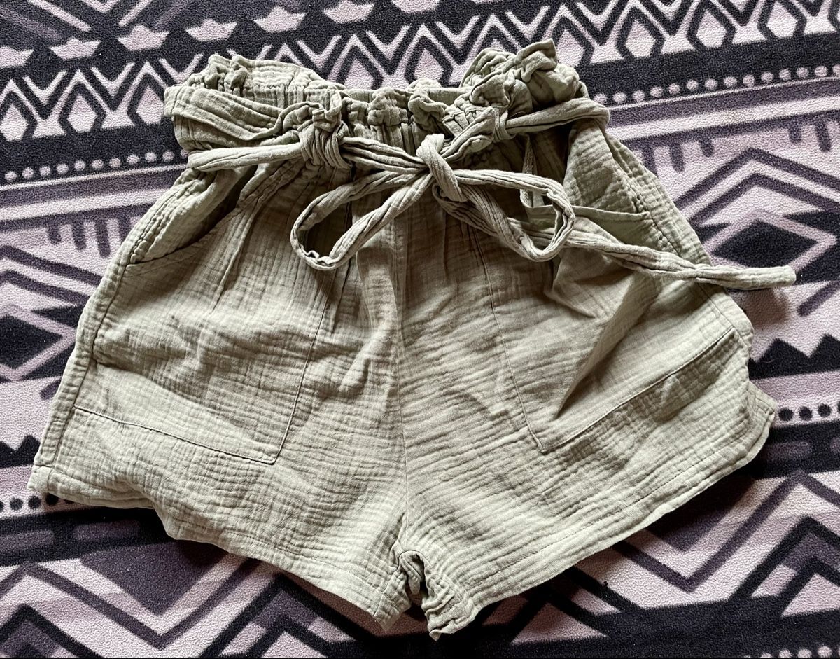Hosen: Hell grün Short  – Gebraucht aus Herisau von Ciaoschein