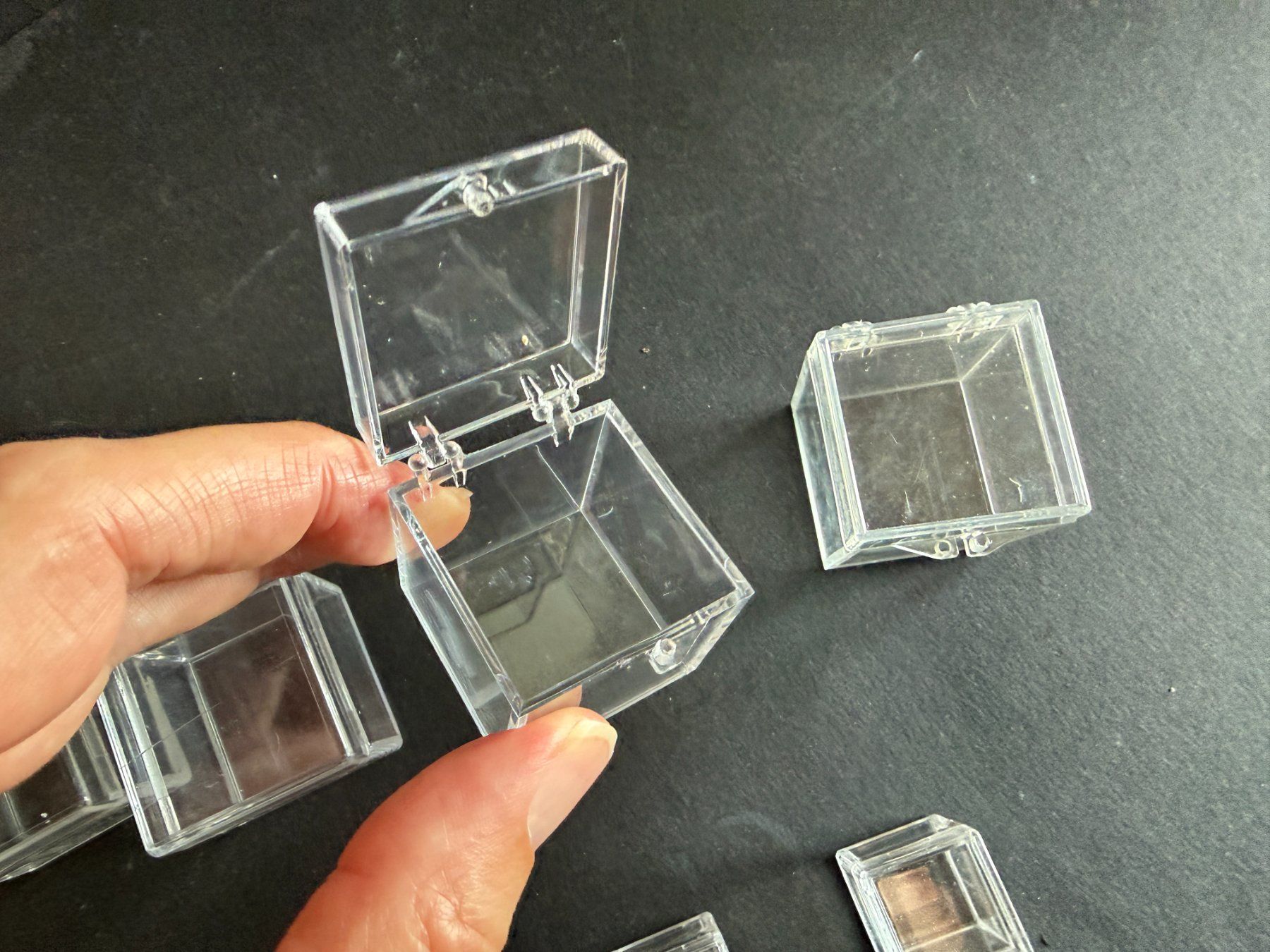 Contenitori & Simili: 10 Plastikboxen, Acryl Döschen mit Deckel – Usato da Lützelflüh-Goldbach venduto da Napfnugget01 3