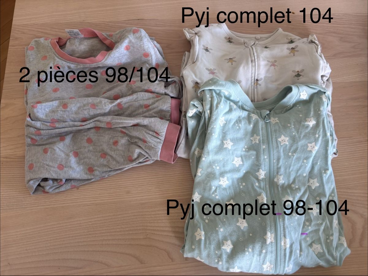 Pyjamas & Ähnliches: Pyjamas 98-104 – Gebraucht aus Neuchatel von Zobachmann