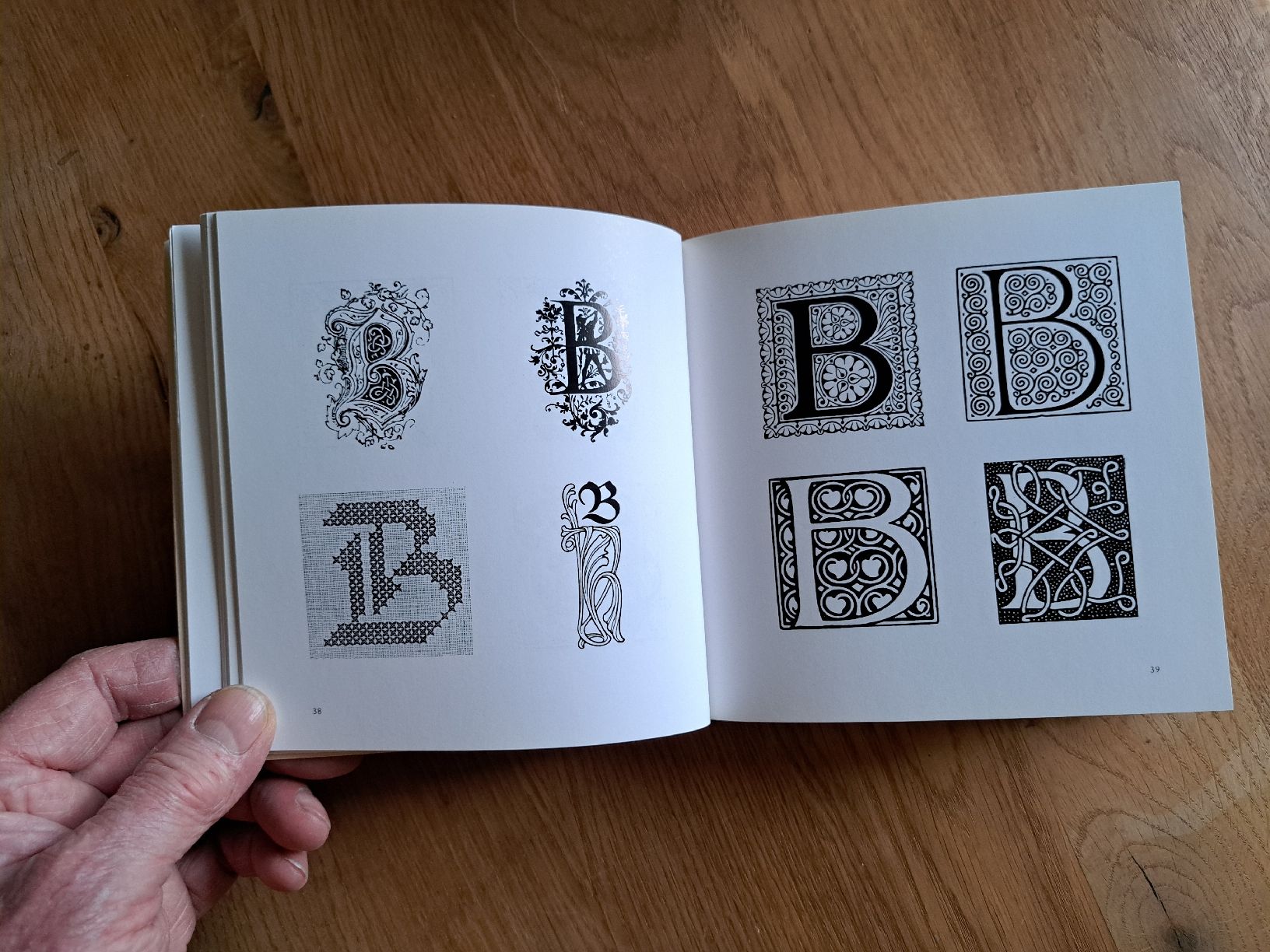 Bücher: 1000 Schmuckinitialen Buch mit CD-ROM, neuwertig – Gebraucht aus Pratteln von mab_f2fz 7
