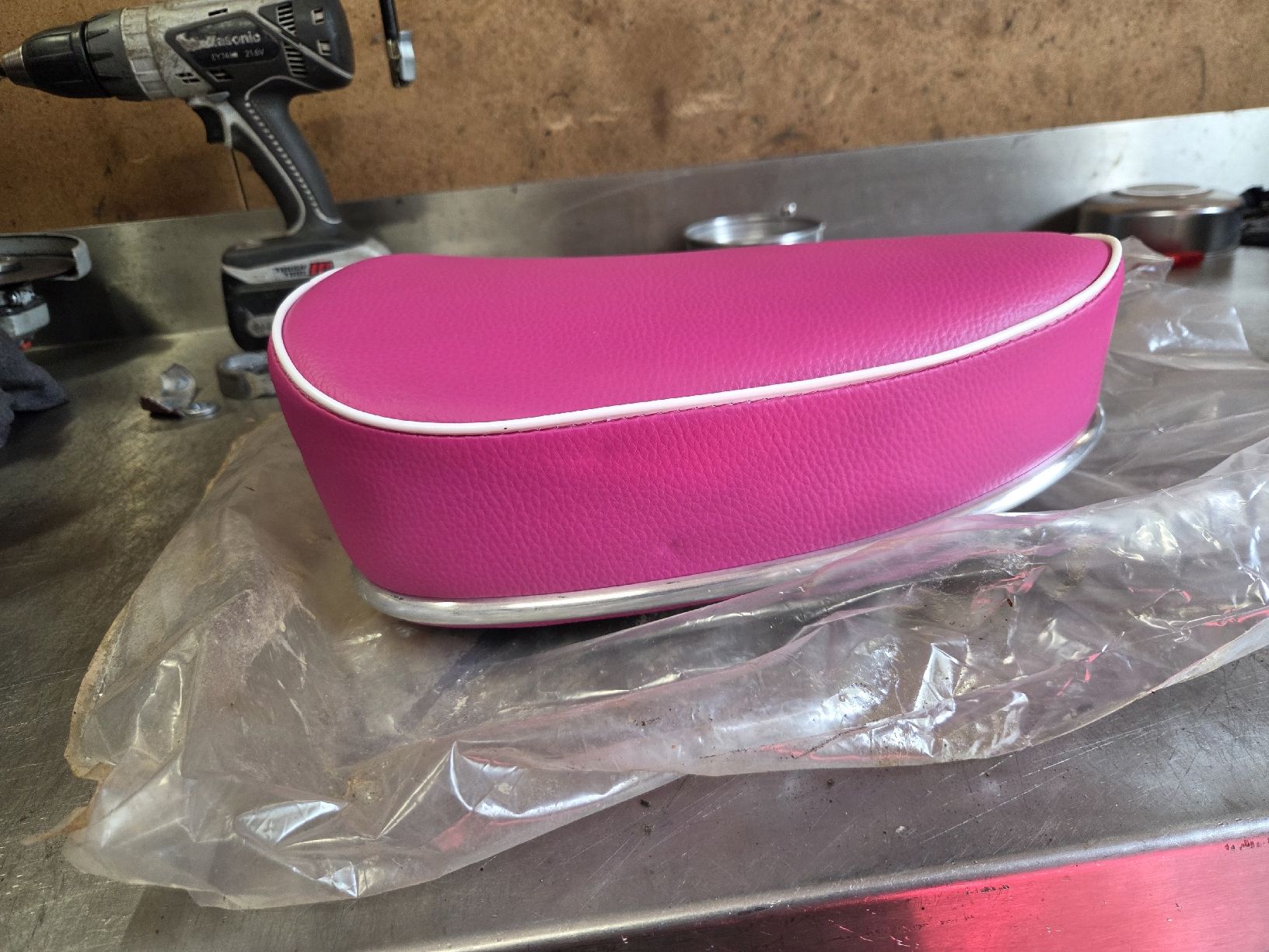 Puch Parti ricambio per ciclomotori: Puch Sachs Sitzbänkli Pink – Nuovo e nell'imballaggio originale da Eichberg venduto da Schmid-Motos