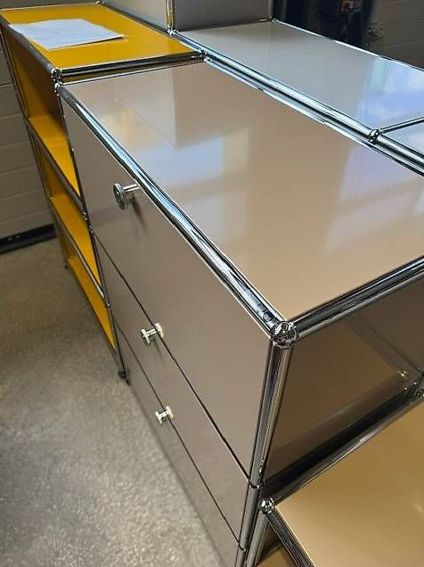 USM Scaffali: USM Haller Sideboard NEU, beige mit 3 Klappen. – Nuovo (secondo la descrizione) da Lenzburg venduto da Buerokonz 1
