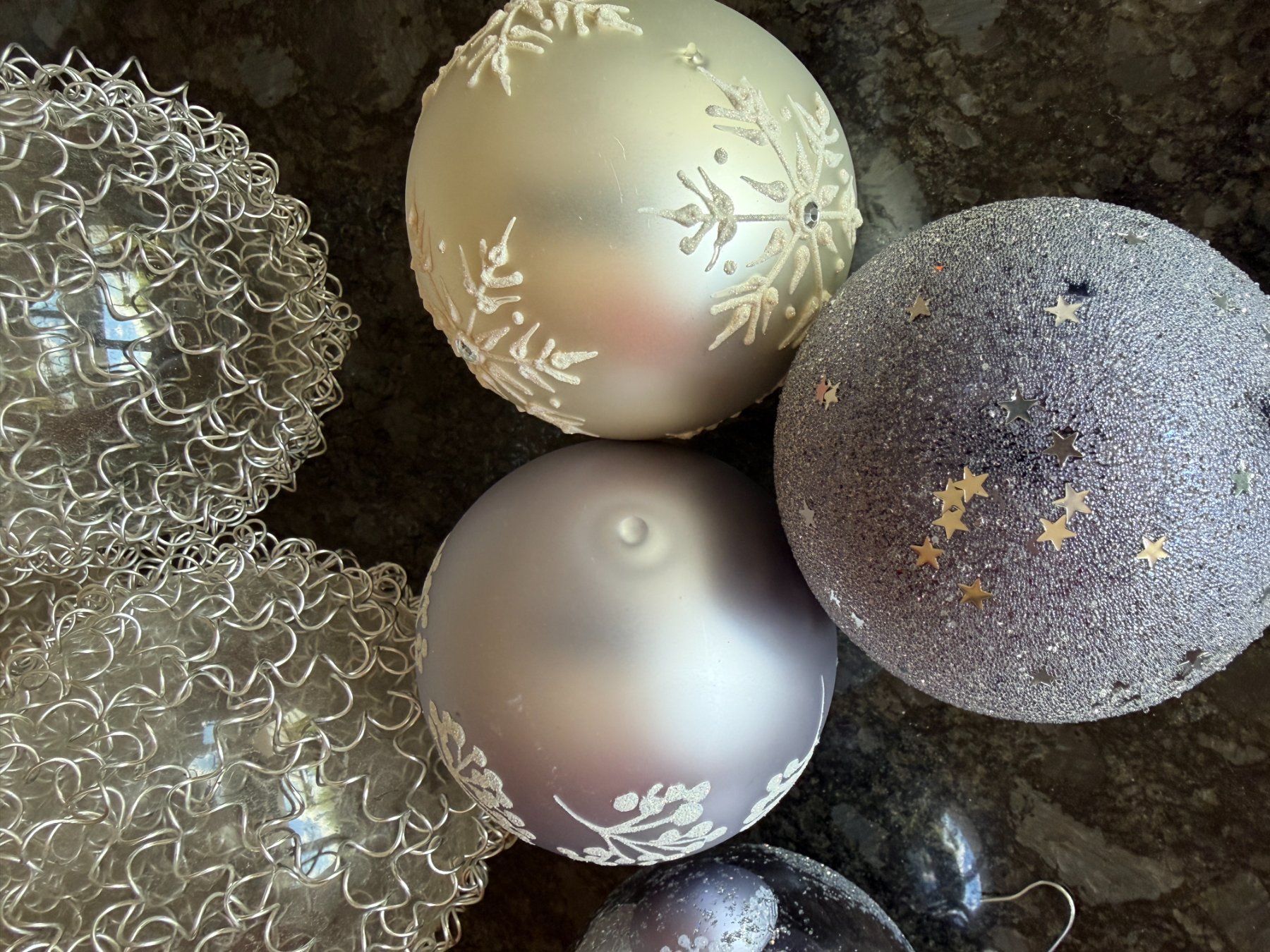 Alle Dekorationen: Weihnachtskugeln, Christbaumkugeln, 7 Stk., Silber, Weiss – Neu (gemäss Beschreibung) aus Wohlen b. Bern von cookiemonster 1