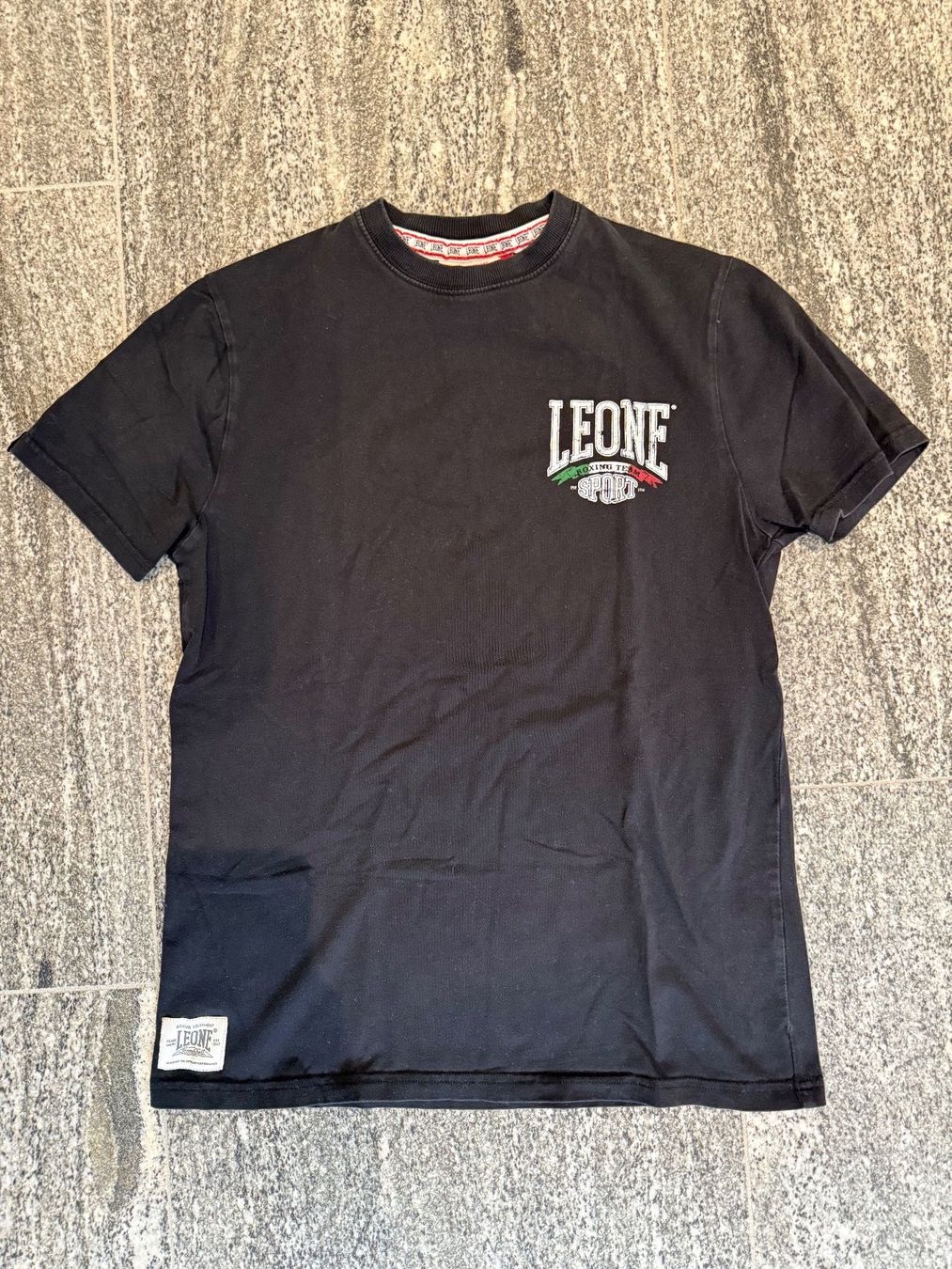 T-shirt: Black Leone mens T-shirt – Usato da S. Vittore venduto da via_h2nb