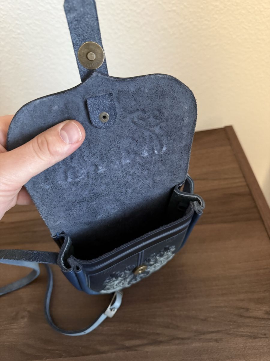 Borse da donna: Leather Shoulder Bag with Embossed Oak Leaf Design – Nuovo (secondo la descrizione) da basel venduto da crinoir 2