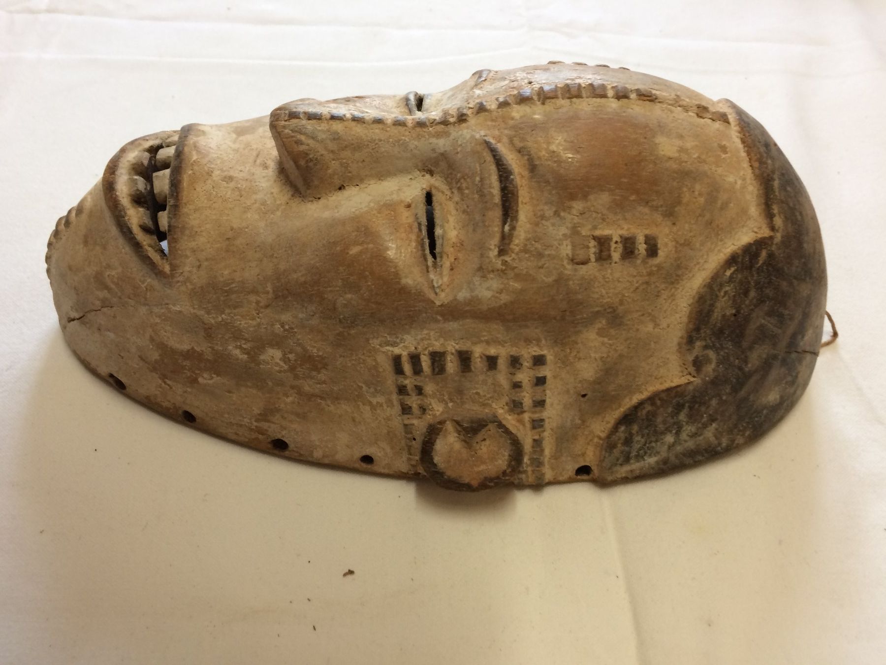 Internationale Kunst: Masque africain tribal ancien décoratif authentique – Gebraucht aus Vevey von rog_9vvj 2