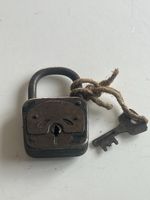 Altes Vorhängeschloss mit Schnur und Schlüssel (S17)
