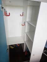 Hochbett mit Schreibtisch, Kleiderschrank und Regalen