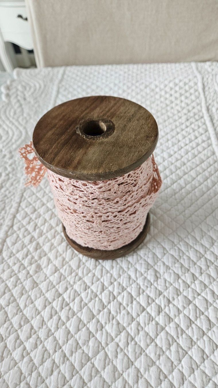 Stoffe: Holzspule mit rosa Häkelspitze Spitze 16 Meter – Neu (gemäss Beschreibung) aus Gossau ZH von LeoniesDeko 2