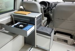 Campingküche mit Kocher und Kühlschrank