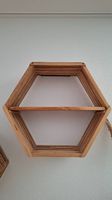 2 sechseckige Holz-Wandregale