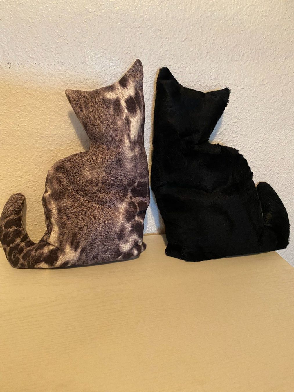 Tutte le decorazioni: Zwei Stoffkatzen-Kissen – Usato da Schlieren venduto da Trudyschoe