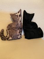 Zwei Stoffkatzen-Kissen