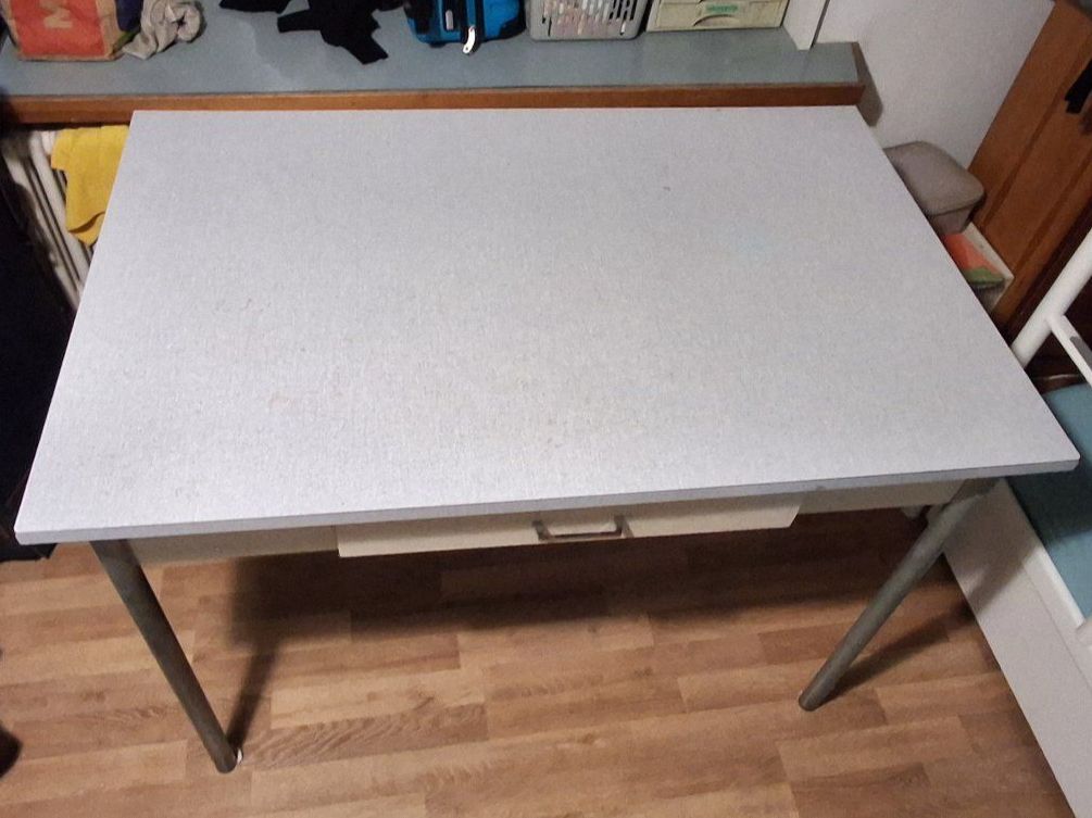 Scrivanie: Schreibtisch mit Schublade grau – Usato da Bern venduto da KavIndustries