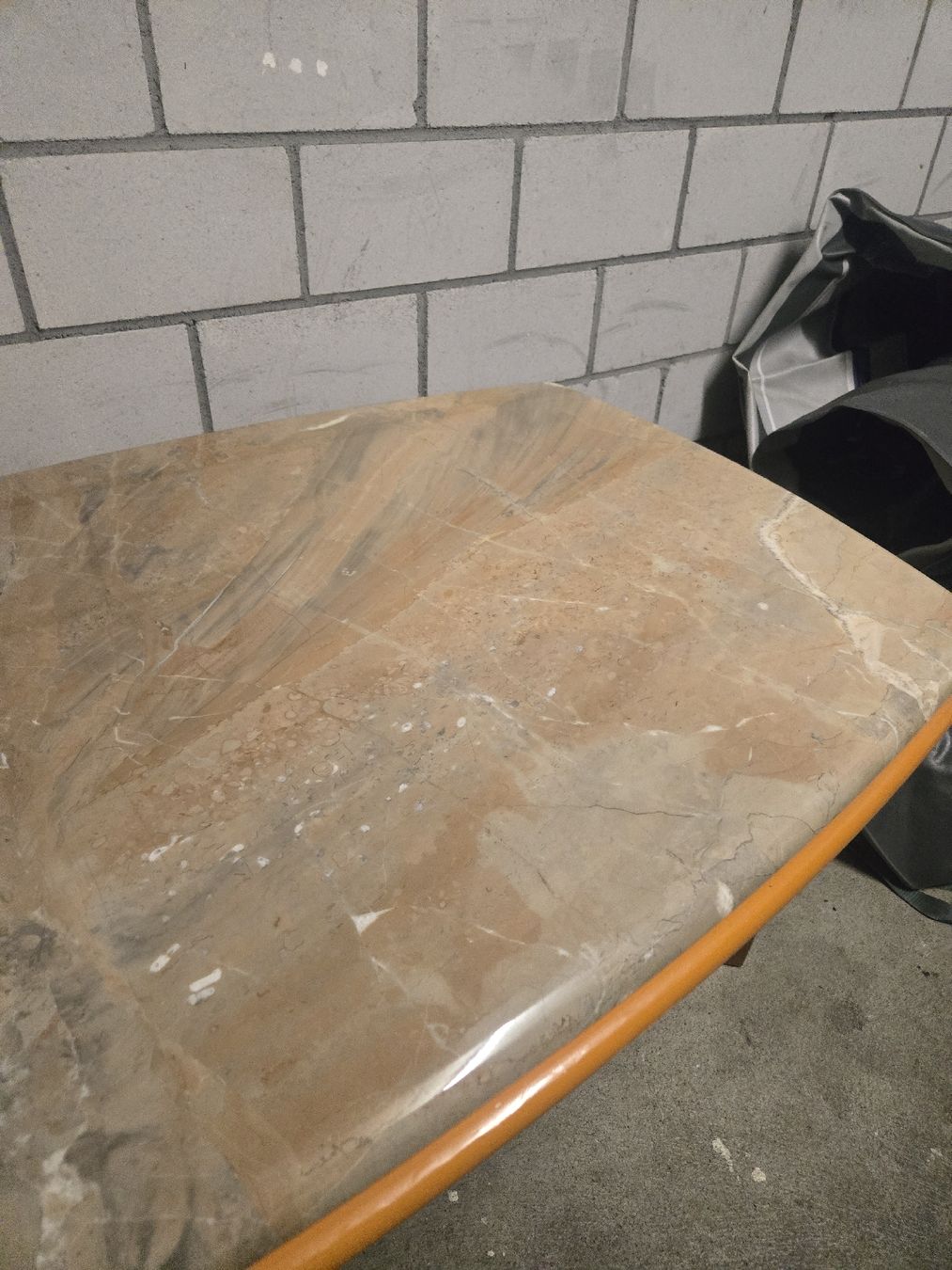 Tavoli: Marmor-Tisch mit Holzfuss, Top Design – Usato da Sennwald venduto da RobinVKT 2