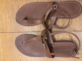 Sandales plates marron camel à brides – Taille 39 – Détails
