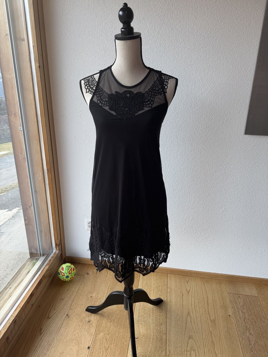 Guess Kleider: Schickes, schwarzes Guess Kleid mit Spitze, Grösse S – Gebraucht aus Schiers von lenisenka