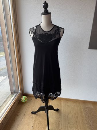 Schickes, schwarzes Guess Kleid mit Spitze, Grösse S