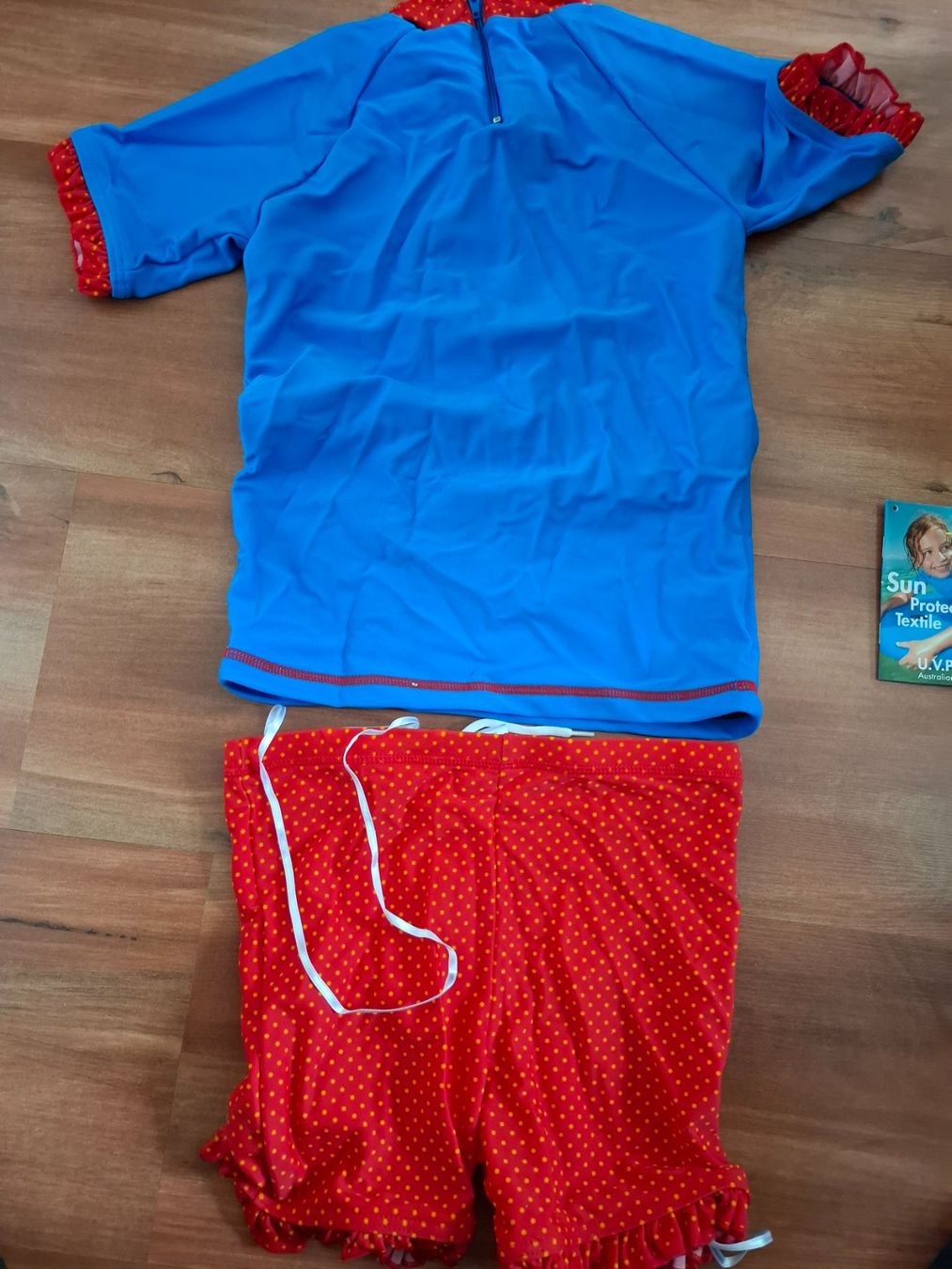 Costumi da bagno & Bikini: UV Badeanzug 2-teilig Gr. 116  NEU ***TOP-Preis*** – Nuovo (secondo la descrizione) da Roggwil BE venduto da Konda 1