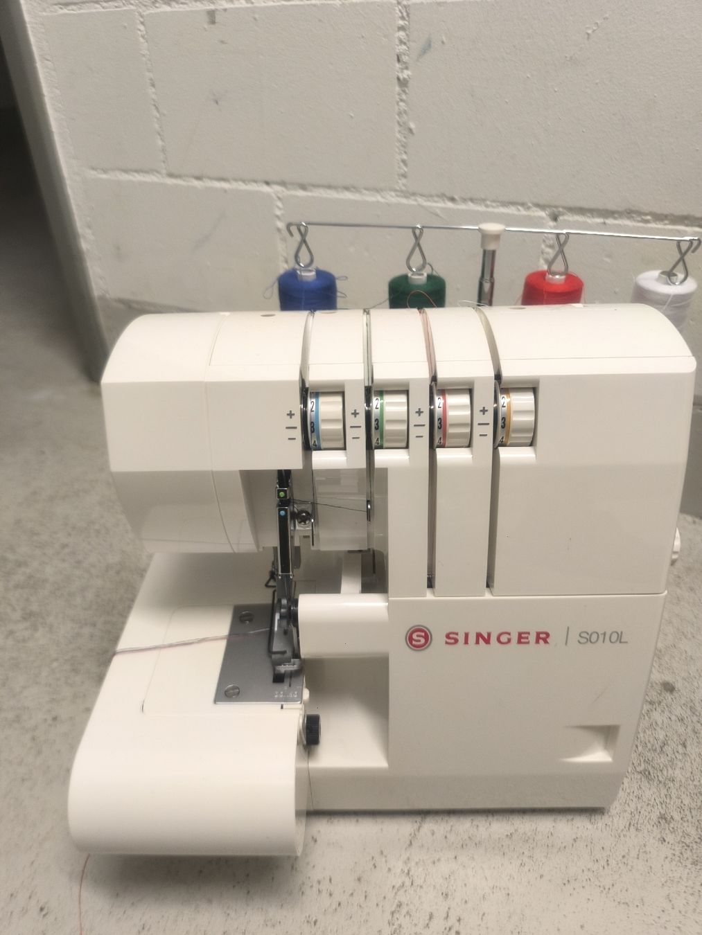 Singer Macchine da cucire:  Overlock sewing machine Singer S010L like new  – Nuovo (secondo la descrizione) da Oberglatt ZH venduto da teoama999 1