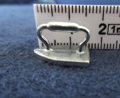 Puppenstube Zubehör, Bügeleisen mini, Metall, wie früher