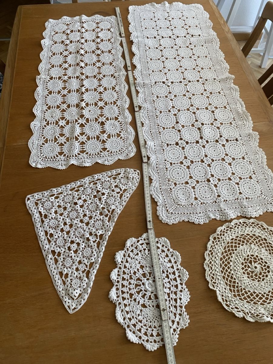 Autre linge de table: 2 Häkeldecken Tischläufer 3 Deckchen Konvolut – D'occasion à Flawil par sonnengeist 1