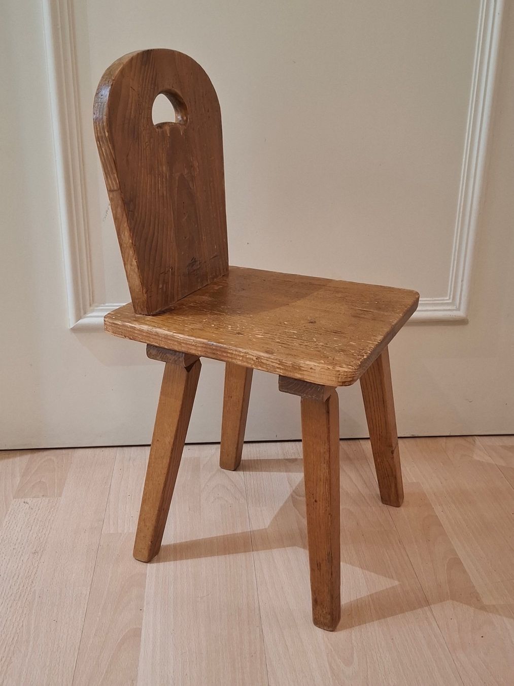 Stühle: Rustikale Kinderstuhl 1950 Authentischer Vintage-Alpenhocker – Gebraucht aus Zürich von bruzolda 1