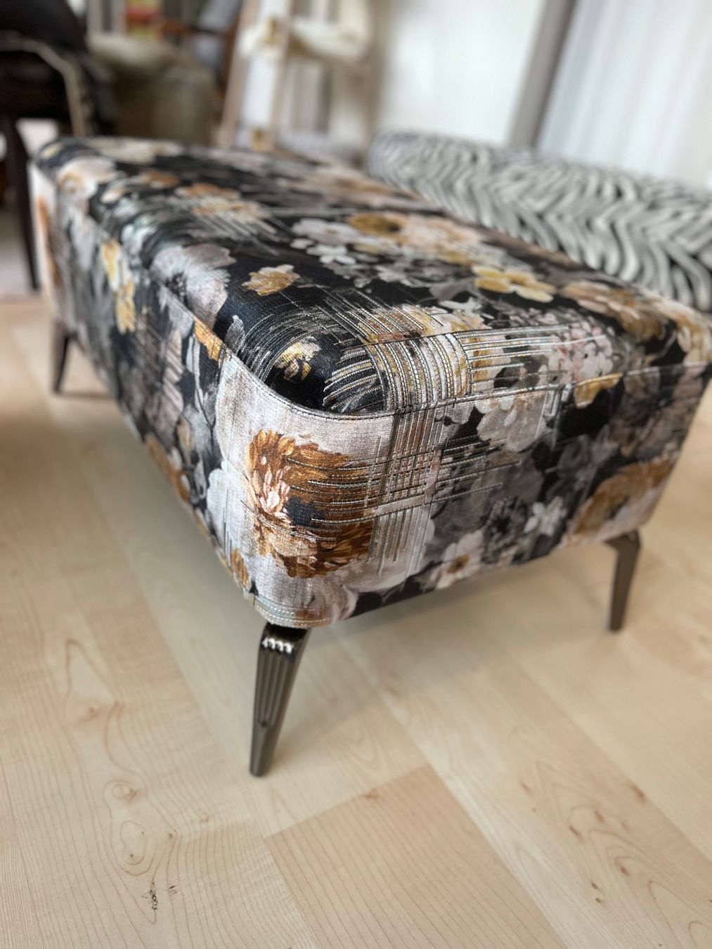 Sgabelli: Schöner Hocker mit Blumenmuster – Usato da Ulisbach venduto da BaumannM. 1