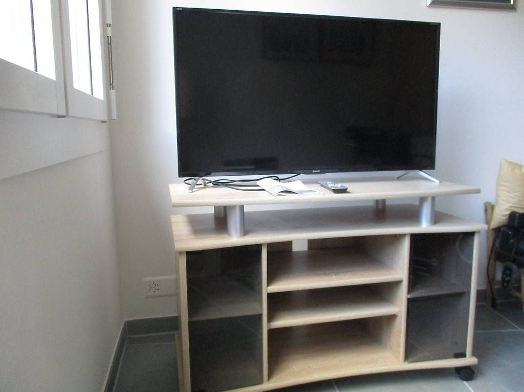 Televisori: LED-Fernseher SHARP mit TV-Tisch – Usato da Birmensdorf ZH venduto da res_wh2b